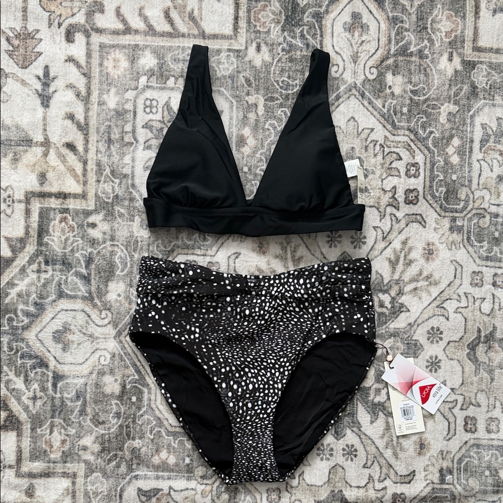 Size medium top and small bottoms Bikini Set. (Fits like a Small)